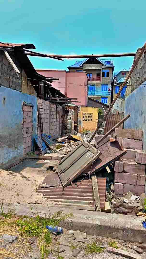 A vendre Parcelle - Kasa-Vubu (Sur Rond point kimpwanza) Kinshasa Kasa-Vubu